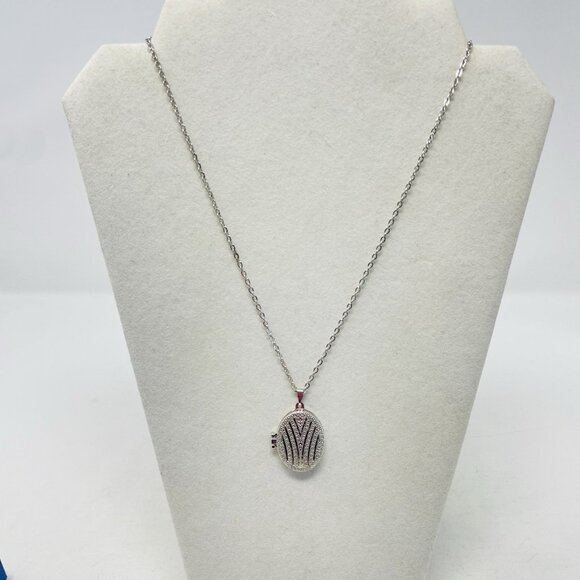 Mixed Metals Silvertone Locket Pendant With Chain 18in Magnetic Closure 5055 - Picture 1 of 8